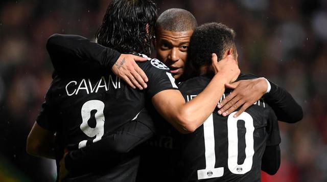 乔治娜晒在卡塔尔海边照片，蓝色紧身连衣裙尽显曼妙身姿