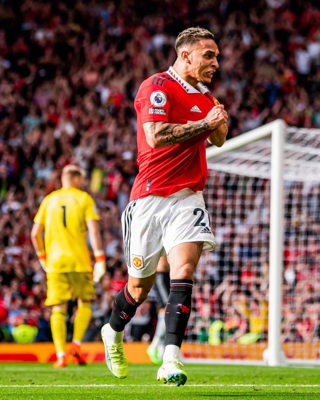 久常凉在比赛中手滑，球杆脱手刚好砸在了自己的小球上