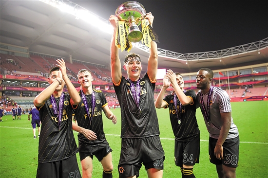 那个受伤倒地的瞬间让人揪心