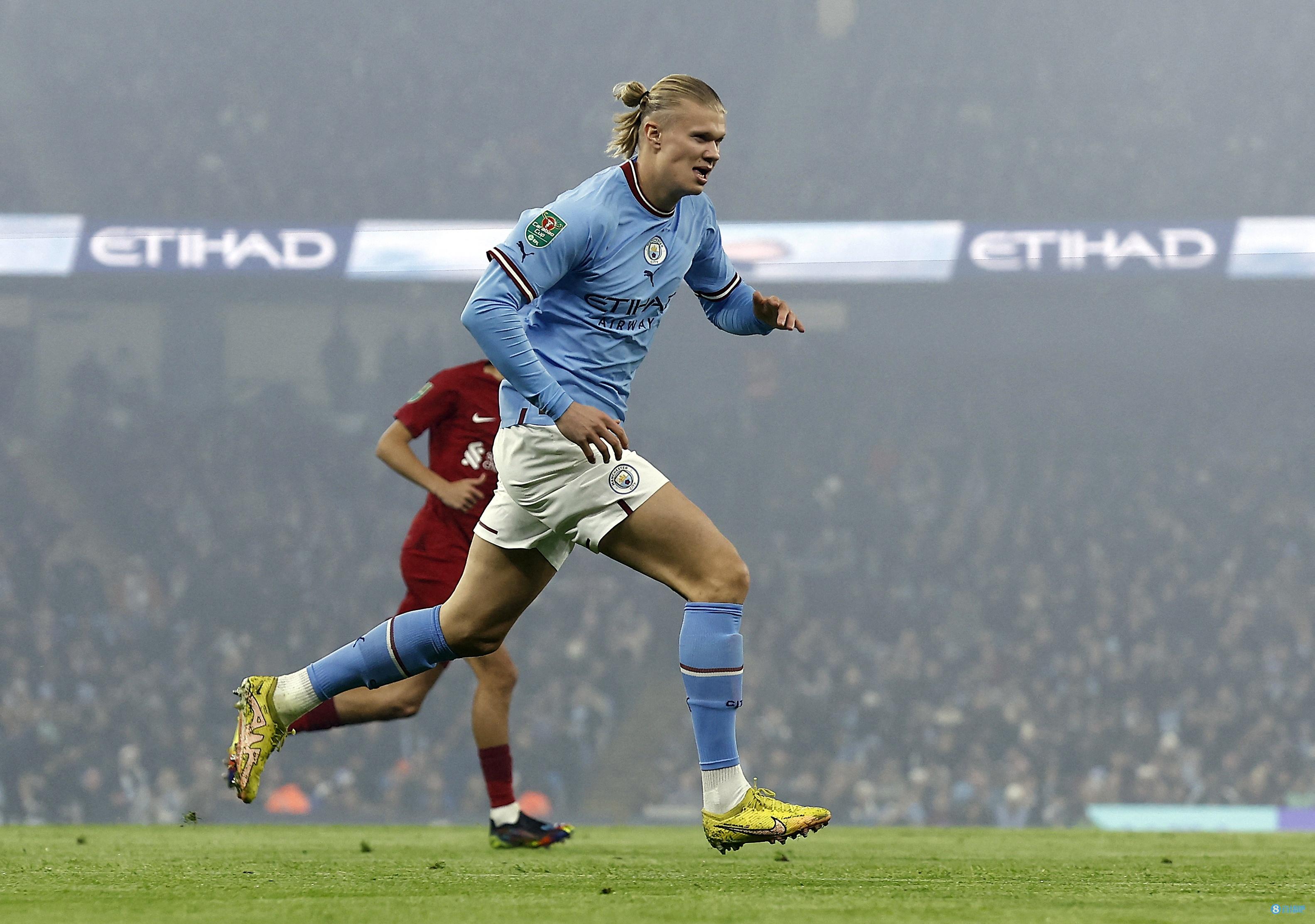 致敬李惠堂，赞助商犀旺送给魏祥鑫一颗柚子足球