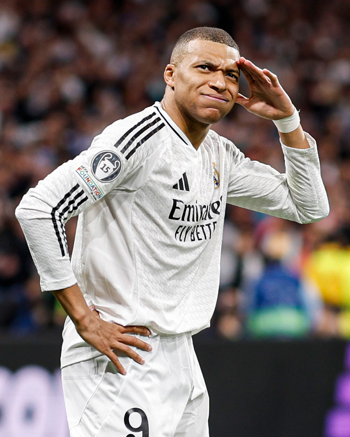 养老？不存在！40岁永动机累瘫了：触球101次 连续10轮狂奔90分钟