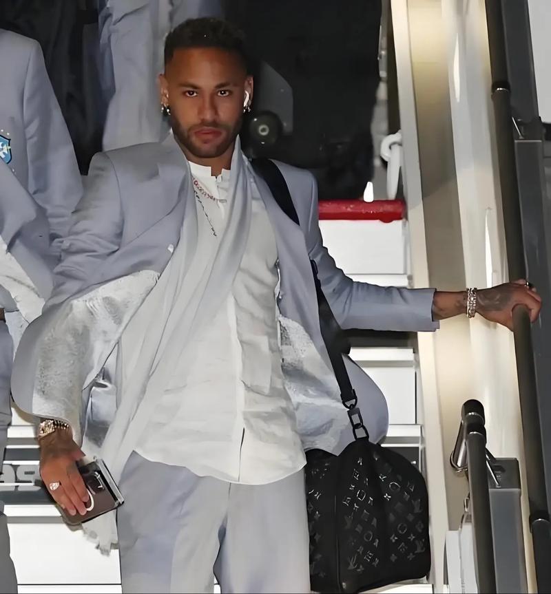 意甲主席：米兰科莫海外赛在推进中；减少俱乐部数量很难实现（意甲主席称米兰与科莫海外赛稳步推进，削减俱乐部数量并不现实）